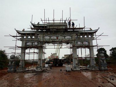 江西上饶石牌坊现场安装